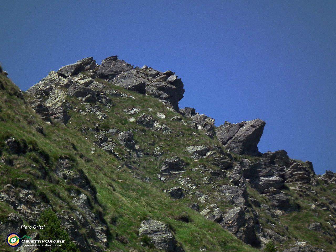 95 zoom sulla rocciosa cima del Monte Tartano....JPG